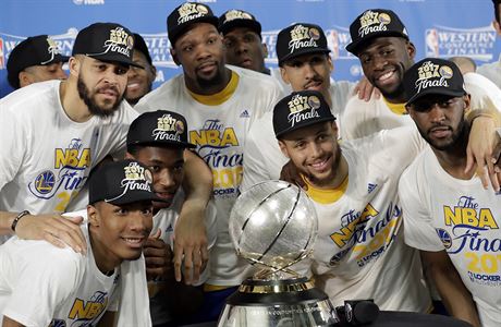 Basketbalisté Golden State Warriors slaví postup do finále NBA.
