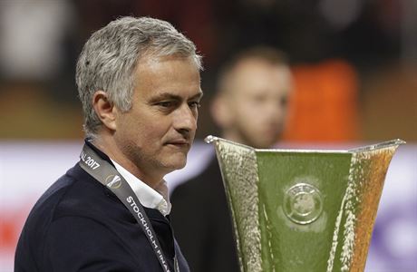 Jose Mourinho s trofejí pro vítze Evropské ligy.