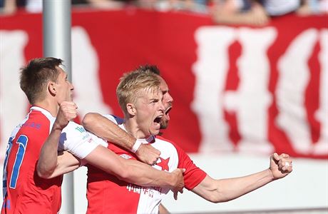 30. kolo první fotbalové ligy - Slavia vs. Brno: domácí slaví první gól.