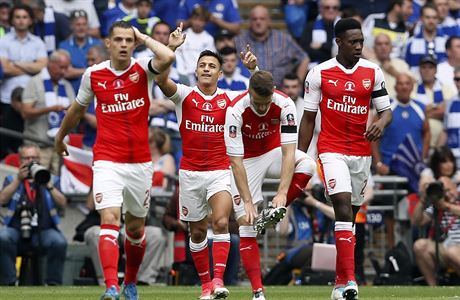 Finle F.A. Cupu Arsenal vs. Chelsea: Alexis Sanchez (druh zleva) slav svj...