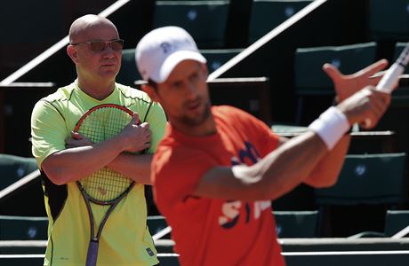 Andre Agassi a Novak Djokovi pi trninku na French Open.