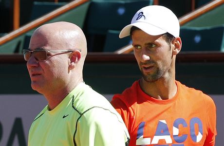 Andre Agassi a Novak Djokovi pi trninku na French Open.