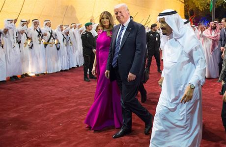 Král Saúdské Arábie Salmán bin Abd al-Azíz vítá amerického prezidenta Donalda...