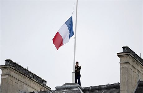 Na francouzském prezidentském paláci budou viset vlajky jen na pl erdi.