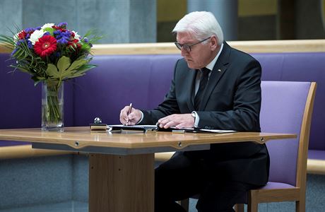 Nmecký prezident Frank-Walter Steinmeier podepisuje kondolenní knihu....