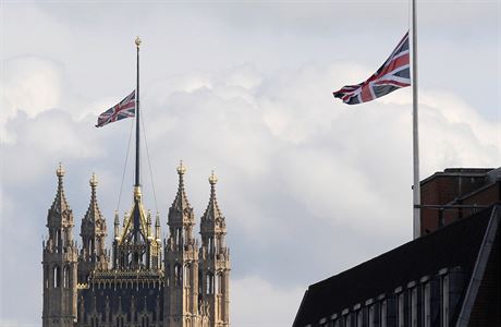 Kvli útokm v Manchesteru visí vlajky na britském parlamentu jen na pl erdi.