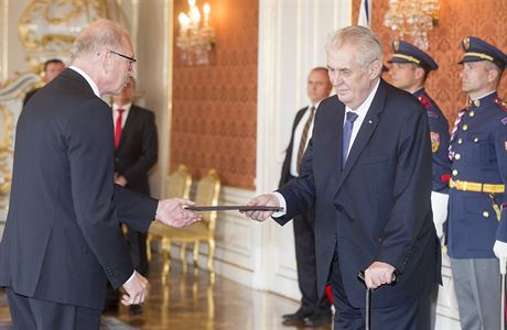Prezident Milo Zeman (vpravo) jmenoval 24. kvtna na Praském hrad poslance...