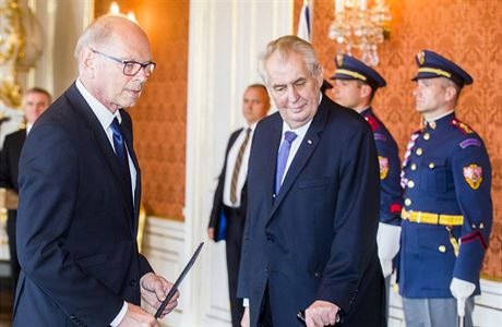 Ministr financí Ivan Bilný a prezident Milo Zeman.
