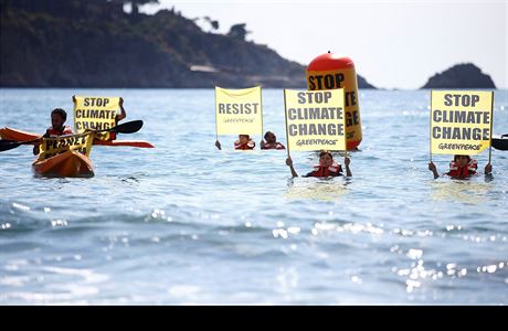 Demonstrace pi summitu G7 v Giardini Naxos - Greenpeace aktivist se zasazuj...