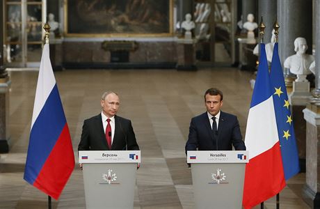 Francouzsk prezident Emmanuel Macron a rusk prezident Vladimir Putin.