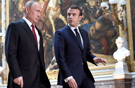 Emmanuel Macron s Vladimir Putin.