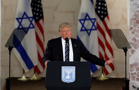 Prezident USA Donald Trump pi ei v Izraelskm muzeu v Jeruzalm.