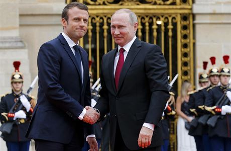 Francouzský prezident Emmanuel Macron s ruským protjkem Vladimirem Putinem.