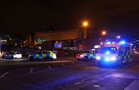 Policie a zchrani v Manchesteru.
