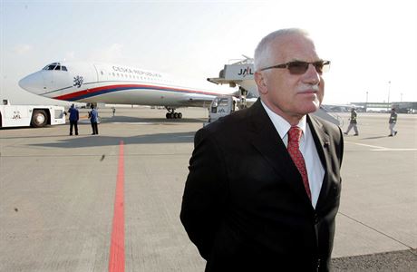 Tehdejí prezident Václav Klaus u vládního Tu-154.