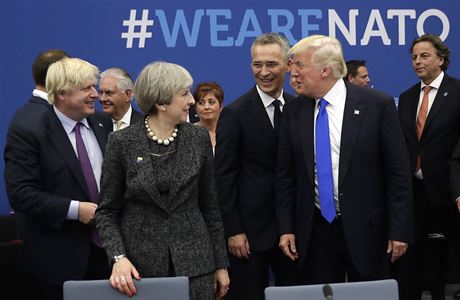 Setkání NATO. Britská premiérka Theresa Mayová se dívá na Donalda Trumpa, který...