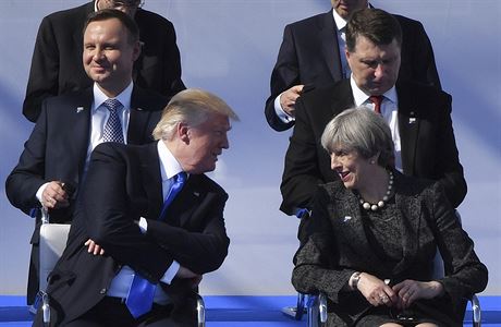 Britsk premirka Theresa Mayov hovo s americkm prezidentem Donaldem...