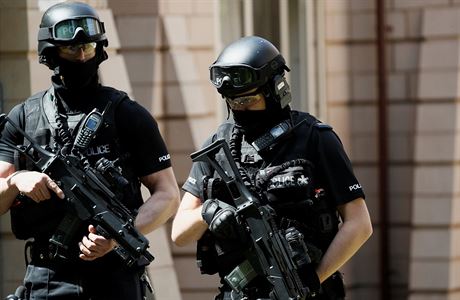 Na ulicch Manchesteru hldkovali den po teroristickm toku ozbrojen...