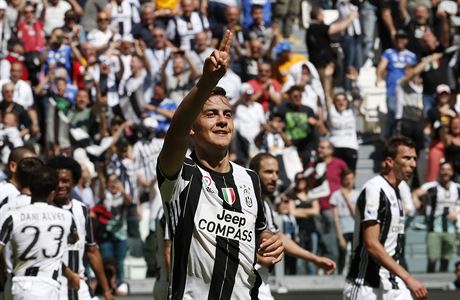 Paulo Dybala z Juventusu se raduje z branky, kterou vstelil Crotone.