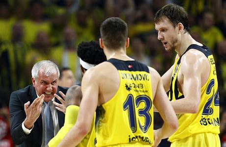 Trenr Fenerbahce Zeljko Obradovic bhem finle. Vpravo Jan Vesel.