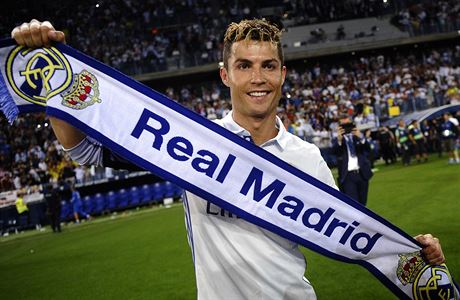 Cristiano Ronaldo slaví zisk paanlského titulu s Realem Madrid.