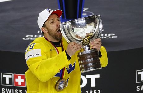 Joel Lundqvist s pohárem pro vítze mistrovství svta v hokeji.