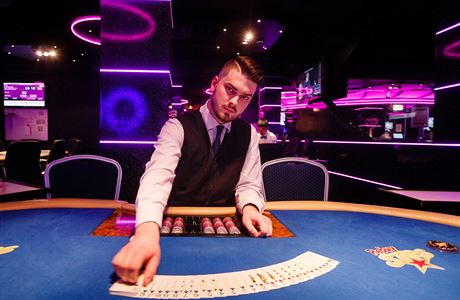 Krupiér v prostedí praského Rebuy Stars Casino Luka.