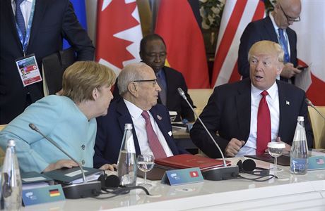 Donald Trump v diskuzi s Angelou Merkelovou a tuniským prezidentem