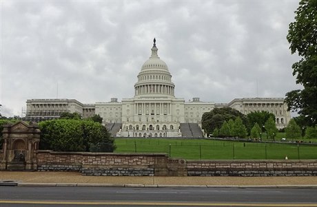 Monumentální budova washingtonského Capitolu uzavírá jeden a půl míle dlouhý...