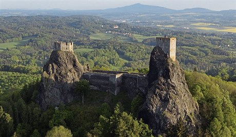 Český ráj, na snímku zřícenina hradu Trosky poblíž Rovenska pod Troskami (ilustrační snímek).