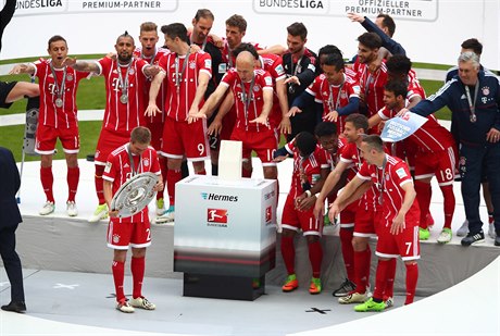 Fotbalisté Bayernu Mnichov slaví mistrovský titul.