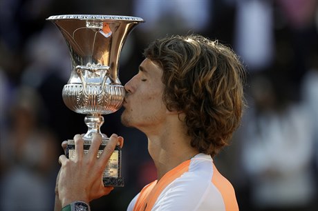 Nmec Alexander Zverev s trofejí pro vítze turnaje v ím.