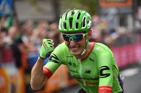 Francouzský cyklistka Pierre Rolland slaví triumf v 17. etap Giro dItalia...