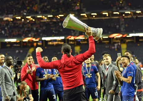 Zlatan Ibrahimovč s trofejí pro vítěze Evropské ligy.