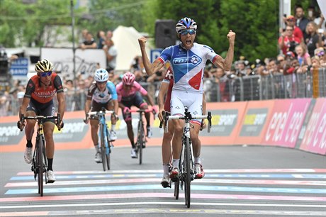 Francouz Thibaut Pinot slaví triumf ve 20. etapě Gira 2017, vlevo Ital Vincenzo...