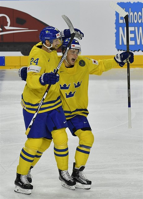 Švédové slaví gól v semifinále proti Finsku