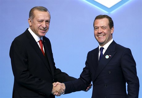 Turecký prezident Recep Tayyip Erdogan (vlevo) s ruským premiérem Dmitrijem...