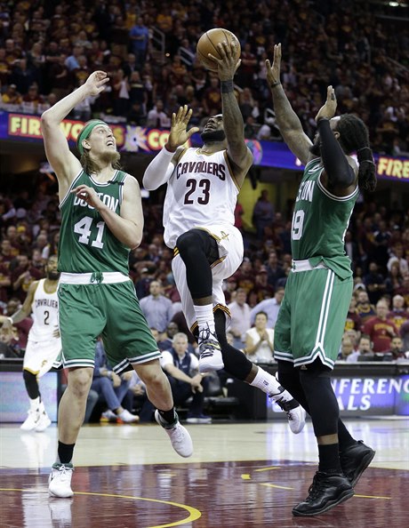 Basketbalisté Clevelandu ve tvrtém finále Východní konference play off NBA...