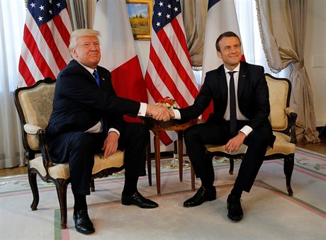 Americký prezident Donald Trump si podává ruku s francouzským prezidentem...