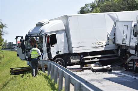 Nehoda ty kamion blokovala pravý jízdní pruh dálnice D1 ve smru na Prahu.