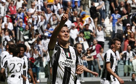 Paulo Dybala z Juventusu se raduje z branky, kterou vstelil Crotone.