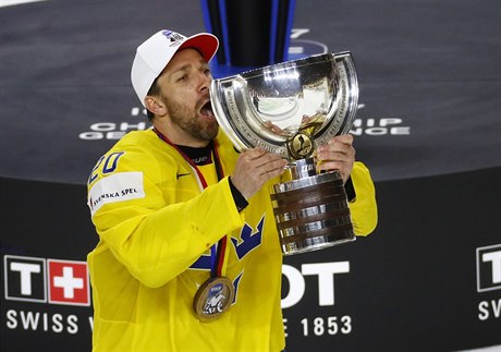 Joel Lundqvist s pohárem pro vítěze mistrovství světa v hokeji.