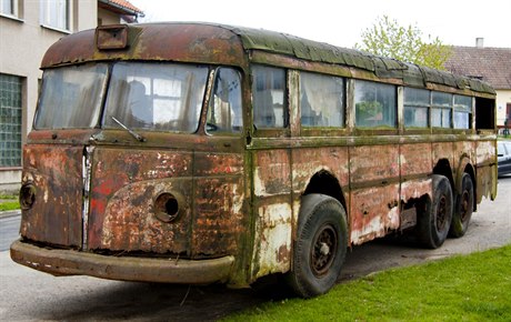 Trolejbus Tatra T 400 desítky let ivoil v obci Druhlice. Zachránit se ho...