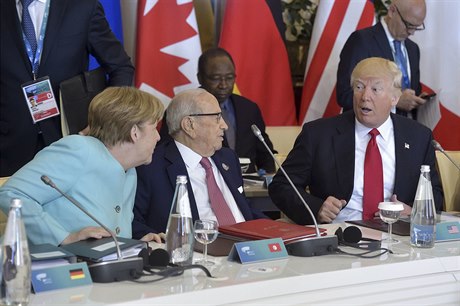 Donald Trump v diskuzi s Angelou Merkelovou a tuniským prezidentem
