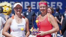 Češka Barbora Krejčíková a Kiki Bertensová (vpravo) po finále turnaje v...