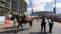 Policie hld Wembley Stadium ped finle F.A. Cupu mezi Arsenalem a Chelsea.