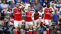 Finle F.A. Cupu Arsenal vs. Chelsea: Alexis Sanchez (druh zleva) slav svj...