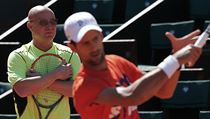 Andre Agassi a Novak Djokovi pi trninku na French Open.