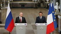 Francouzsk prezident Emmanuel Macron a rusk prezident Vladimir Putin.
