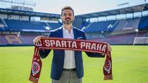 Nový trenér pražské Sparty Andrea Stramaccioni pózuje na letenském stadionu.